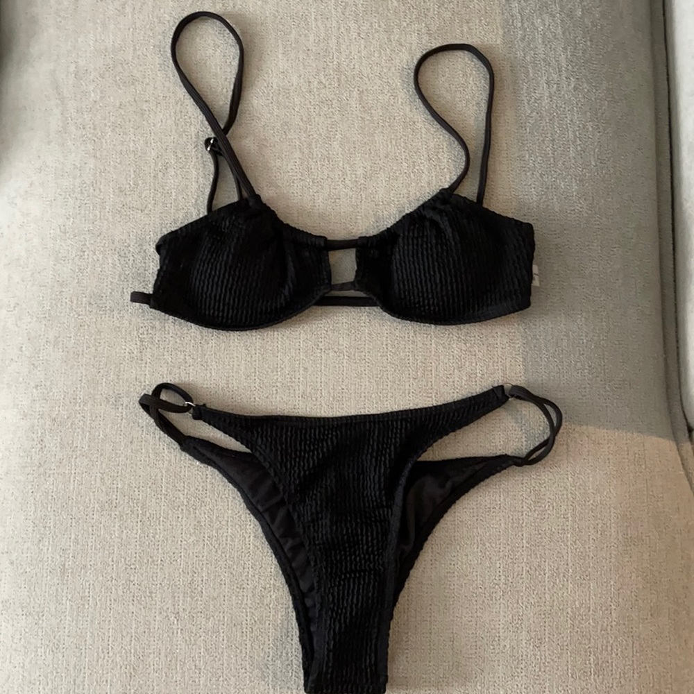 NEVER WORN: Black bikini